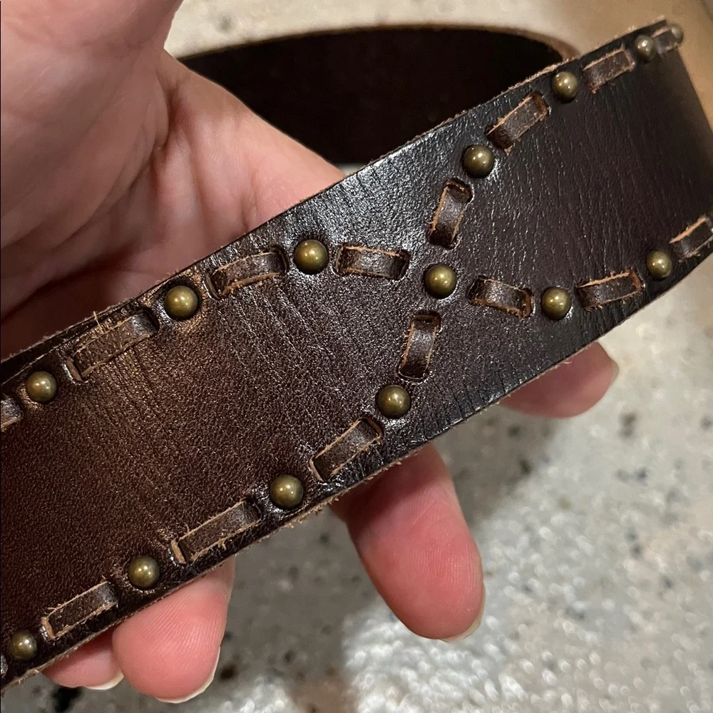 LEATHER LACED AND STUDDED BELT WITH ROUNDED GOLD TONE BUCKLE BRN SIZE 41 UNISEX
